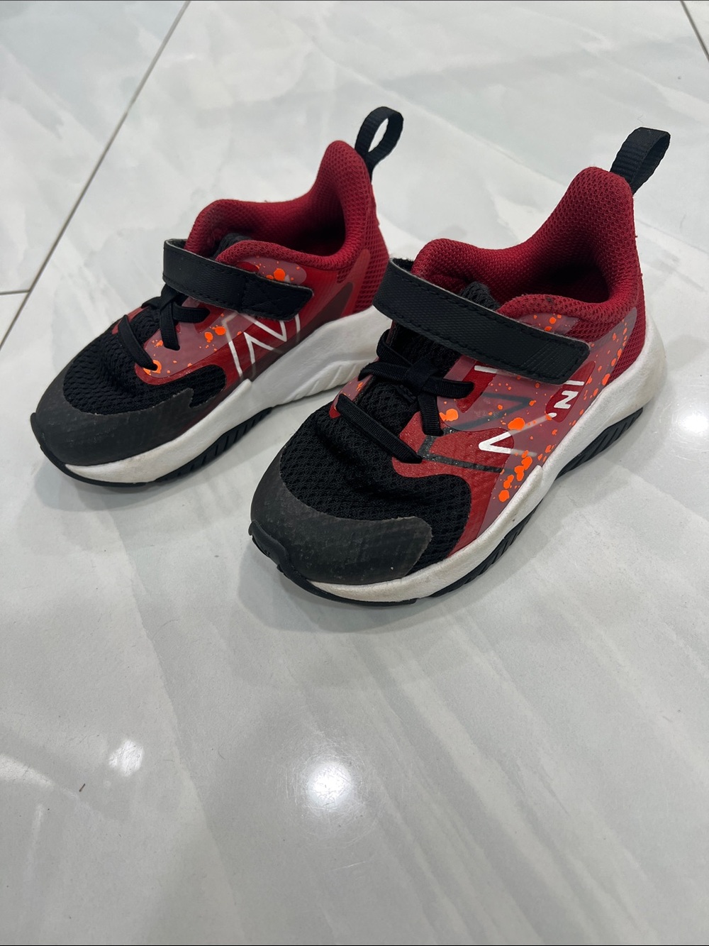 👟Extra Wide👟8.5 Toddler Rave Run V2 New Balance Sneakers - Red and Black